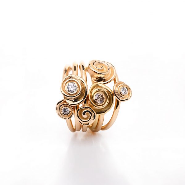 Stack of roses in 18 kt. Gold with diamonds